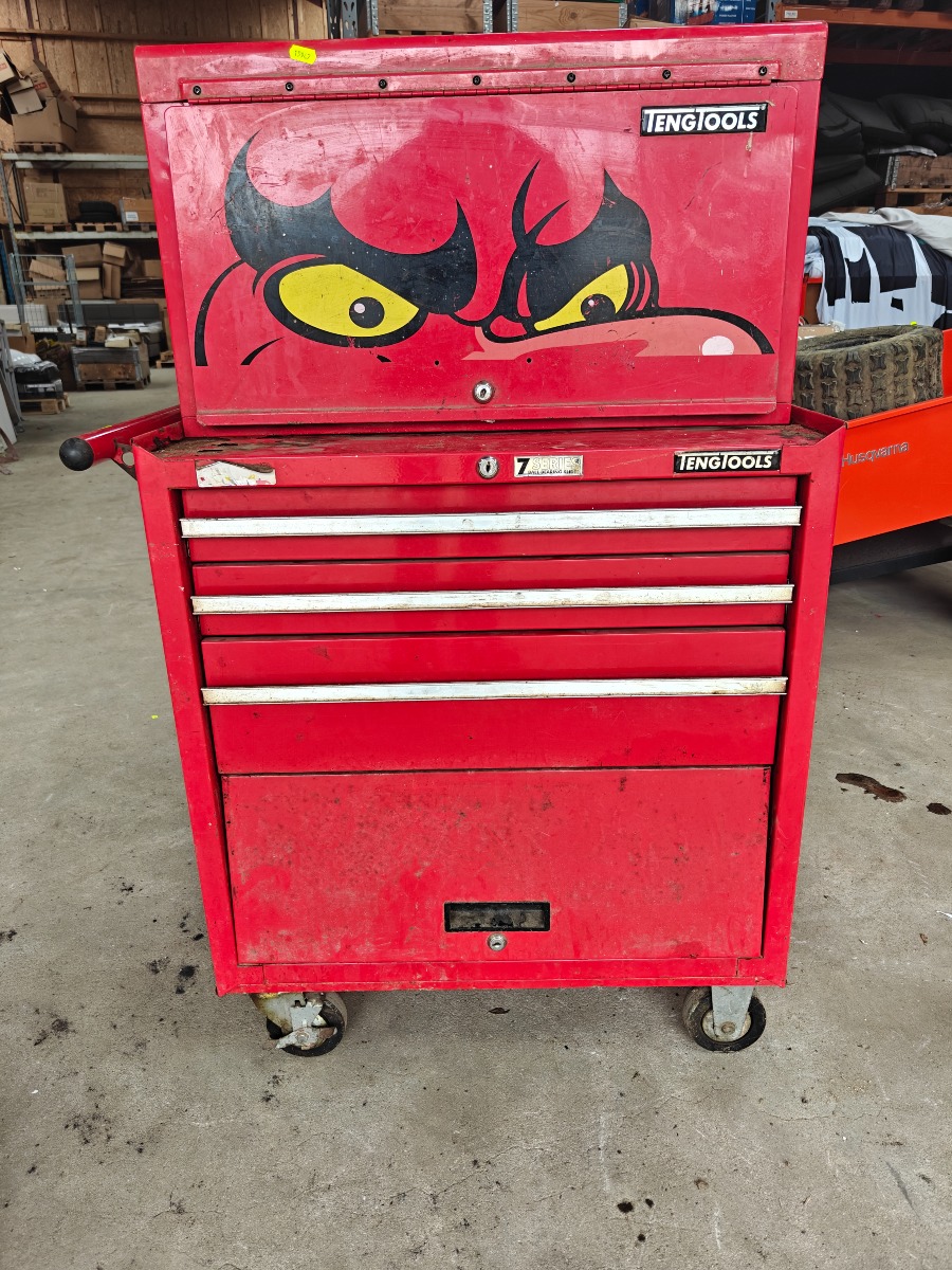 Værktøjsvogn med noget indhold