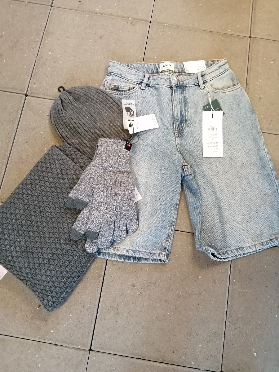 Herre shorts, hat, handsker og tørklæde. 