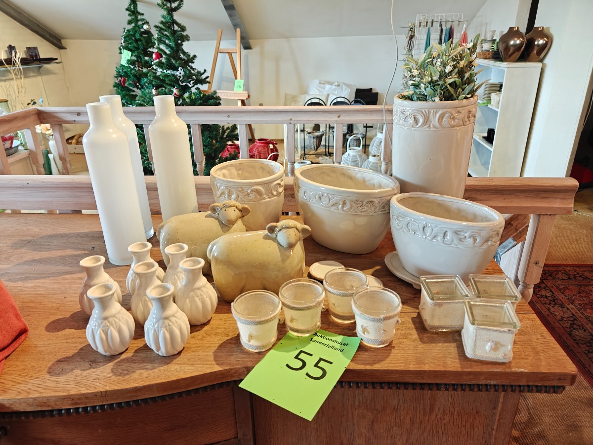 Genstande i hvid og cremefarvet. 