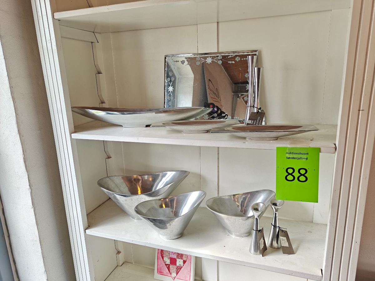 Forskellige genstande af poleret metal.