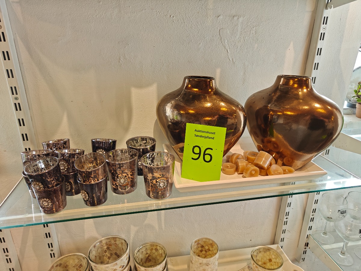 Stager og vaser i brune og gyldne toner