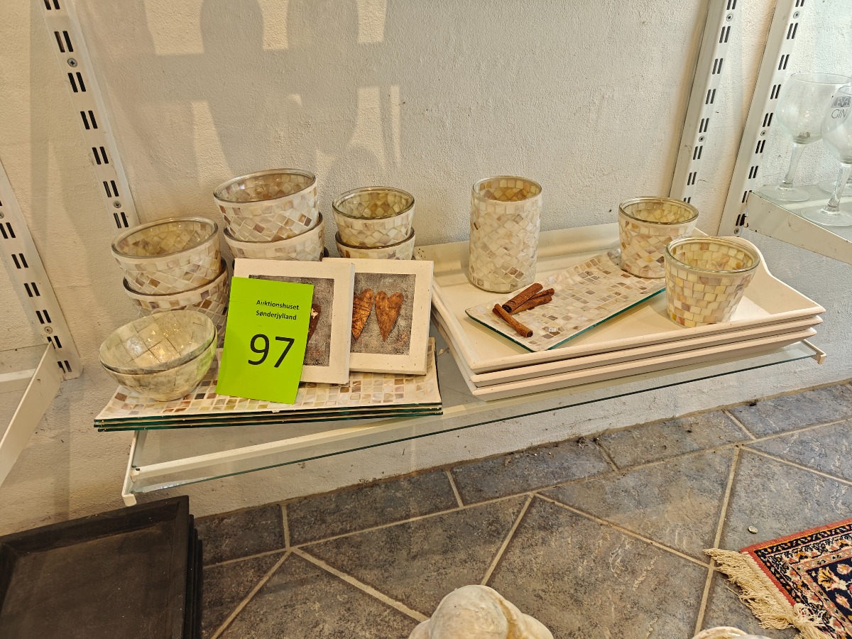 Cremefarvede pyntegenstande