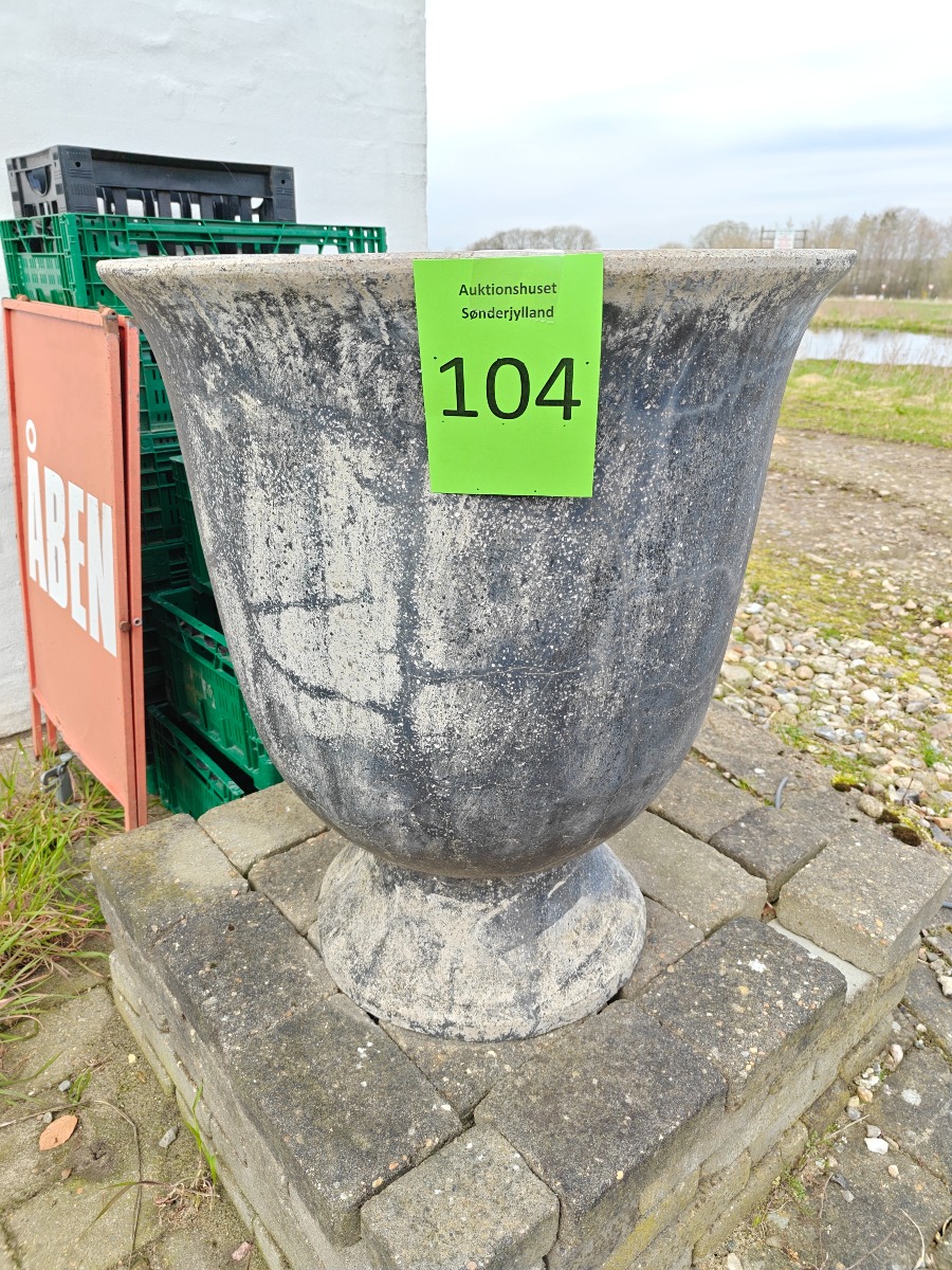 Stor pokalformet krukke af fiberbeton
