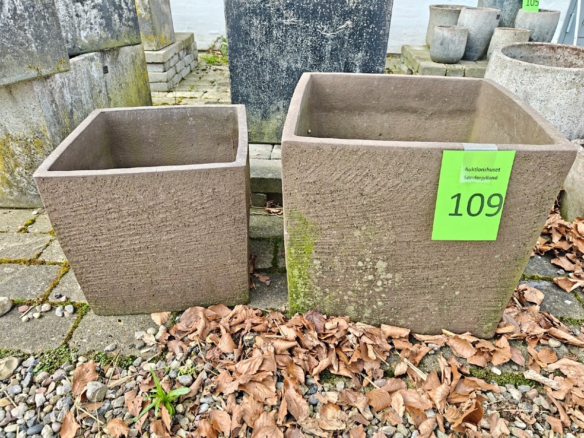 2 kvadratiske krukker af fiberbeton