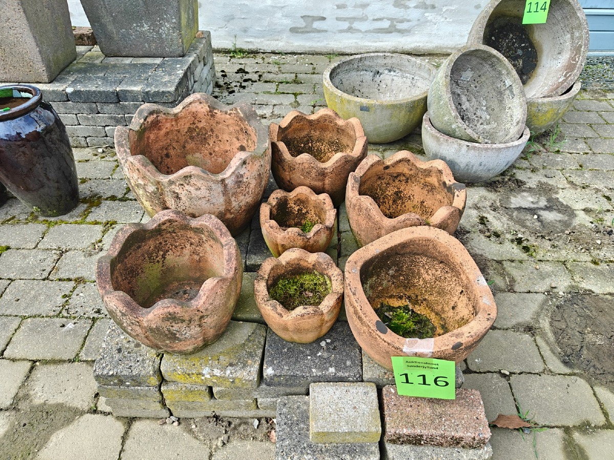 7 terracottakrukker med svungen kant. 