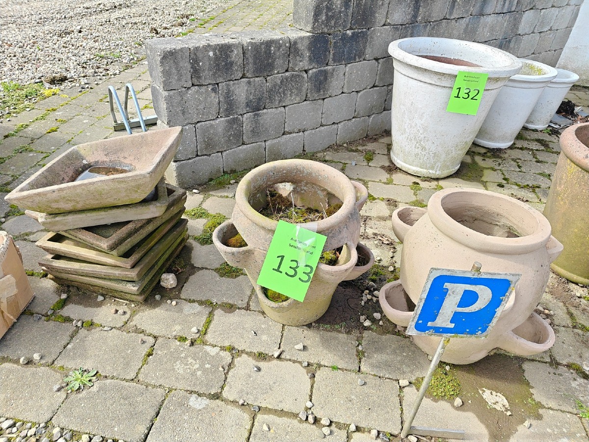 2 jordbærkrukker og en samling fade