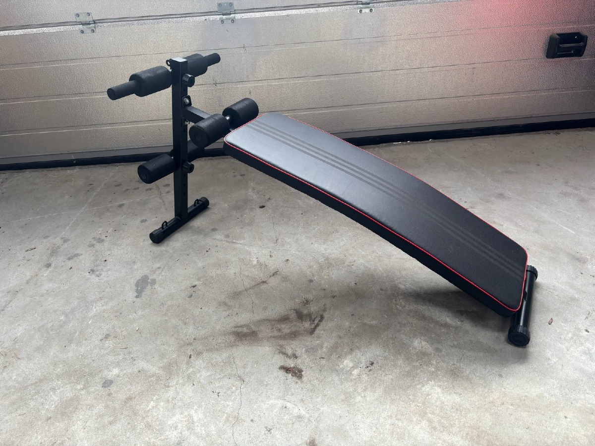 Træningsbænk / mavebænk – justerbar med benholdere (Ubrugt og samlet)
