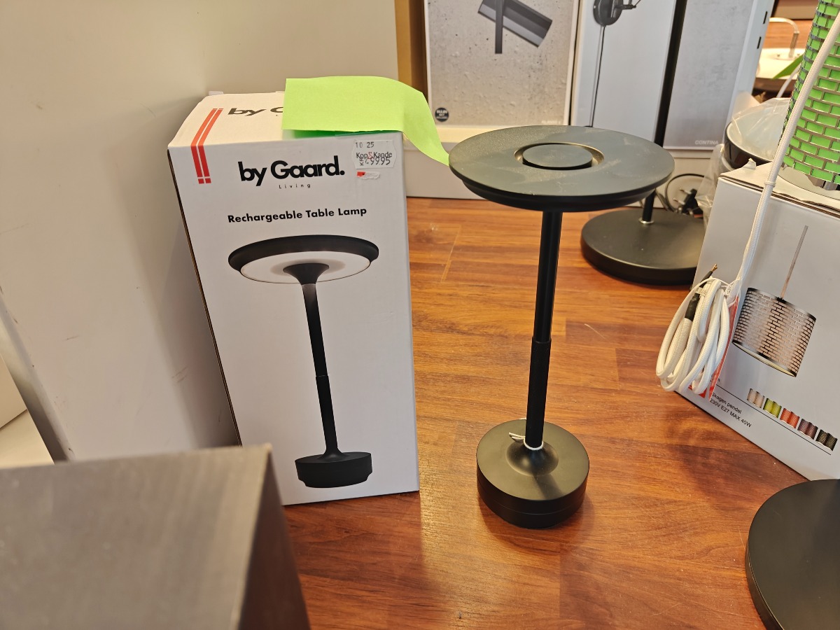 By Gaard  2 genopladelige bordlamper