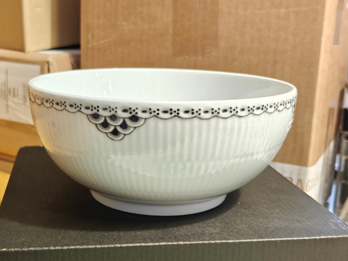 Royal Copenhagen, sort riflet blonde skål 11 cm