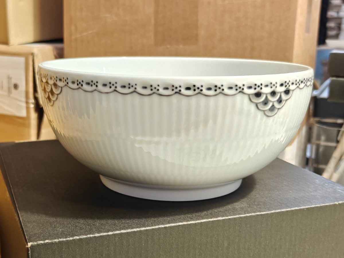 Royal Copenhagen, sort riflet blonde skål 11 cm