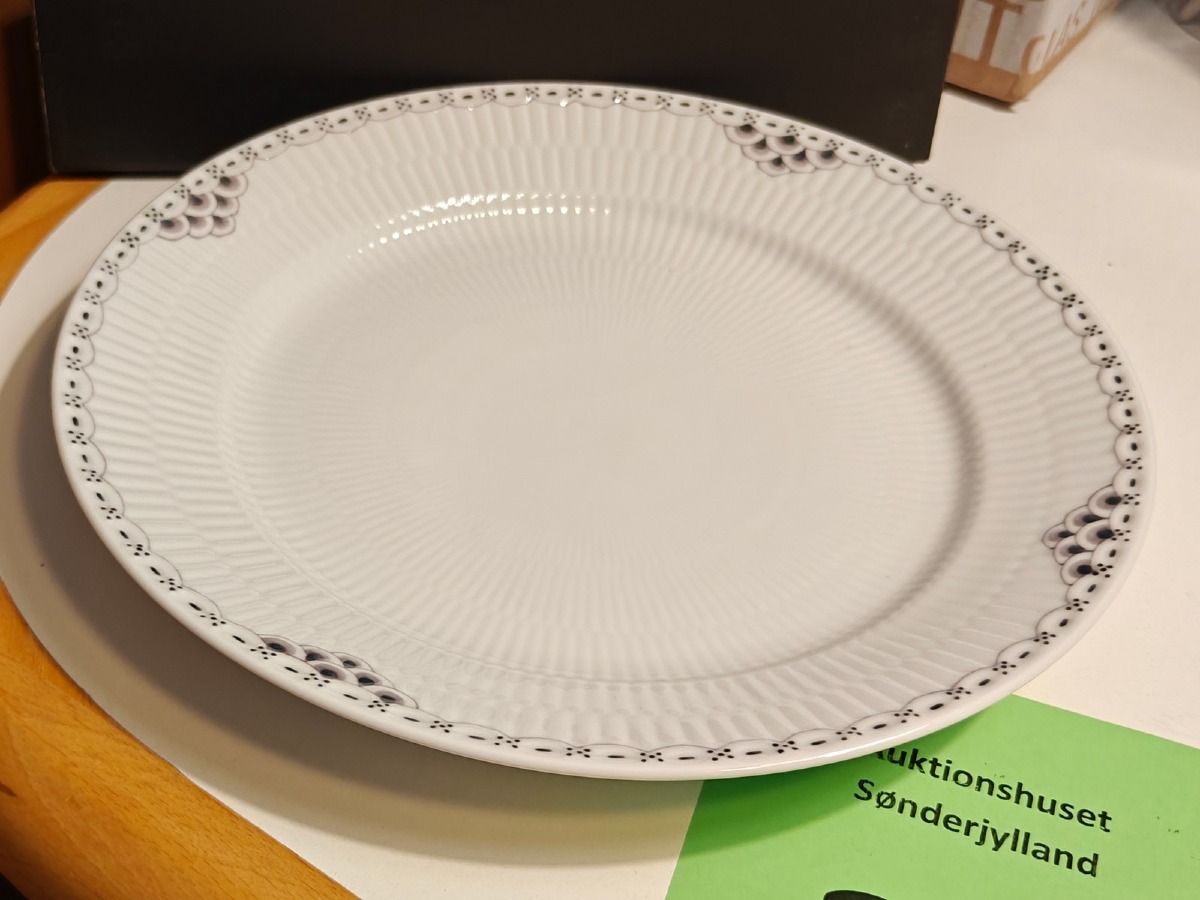 Royal Copenhagen, sort riflet blonde tallerken 27 cm