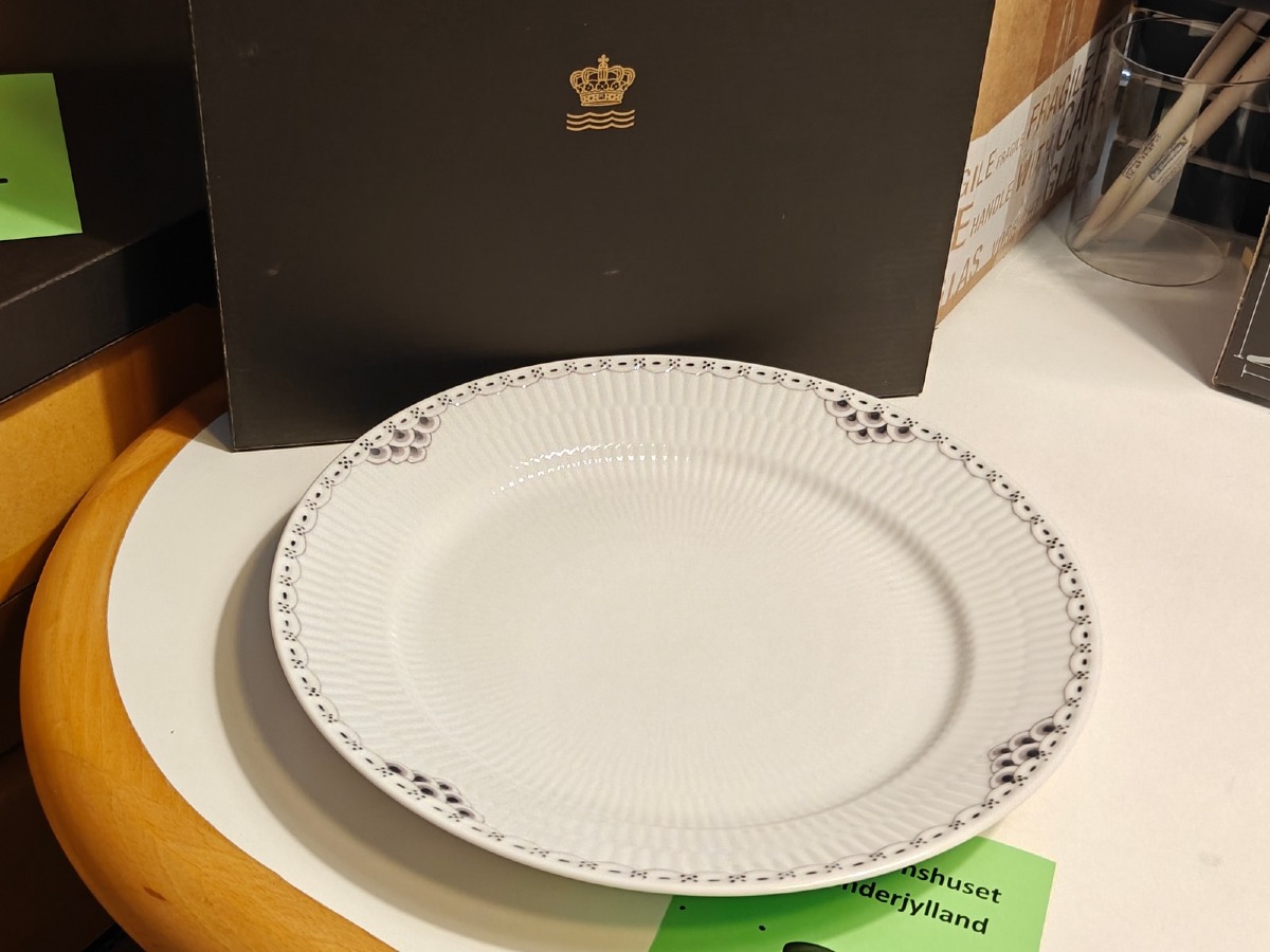 Royal Copenhagen, sort riflet blonde tallerken 27 cm