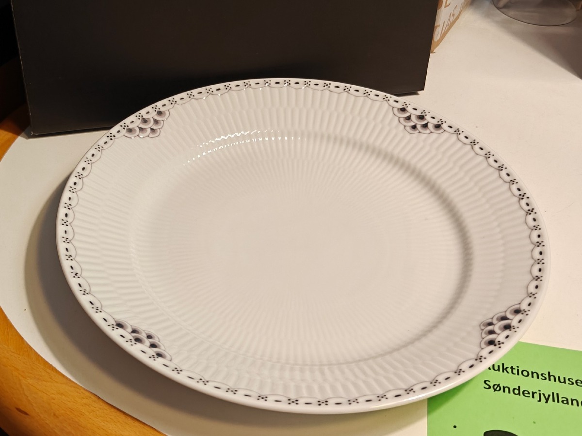 Royal Copenhagen, sort riflet blonde tallerken 27 cm.