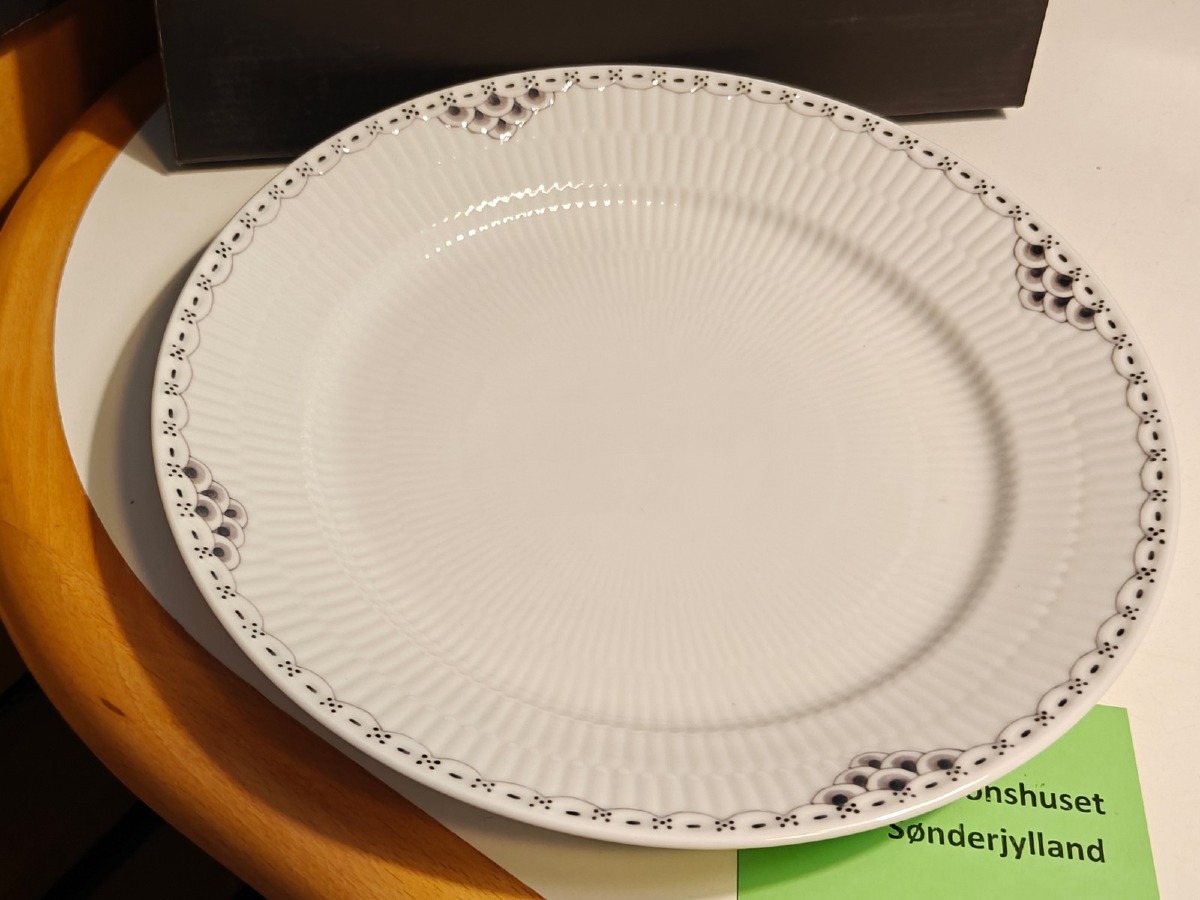 Royal Copenhagen, sort riflet blonde tallerken 27 cm.