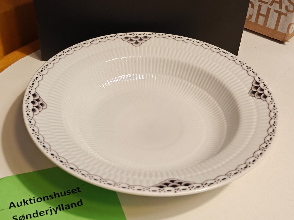 Royal Copenhagen, sort riflet blonde dyb tallerken 21 cm