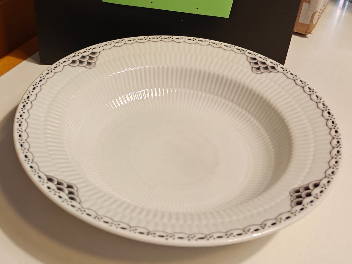 Royal Copenhagen, sort riflet blonde dyb tallerken 21 cm