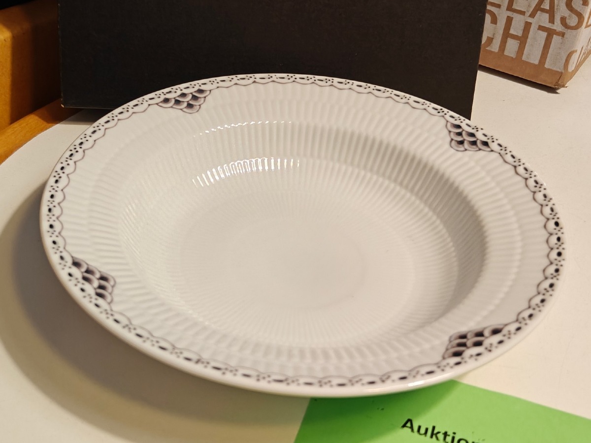 Royal Copenhagen, sort riflet blonde dyb tallerken 21 cm