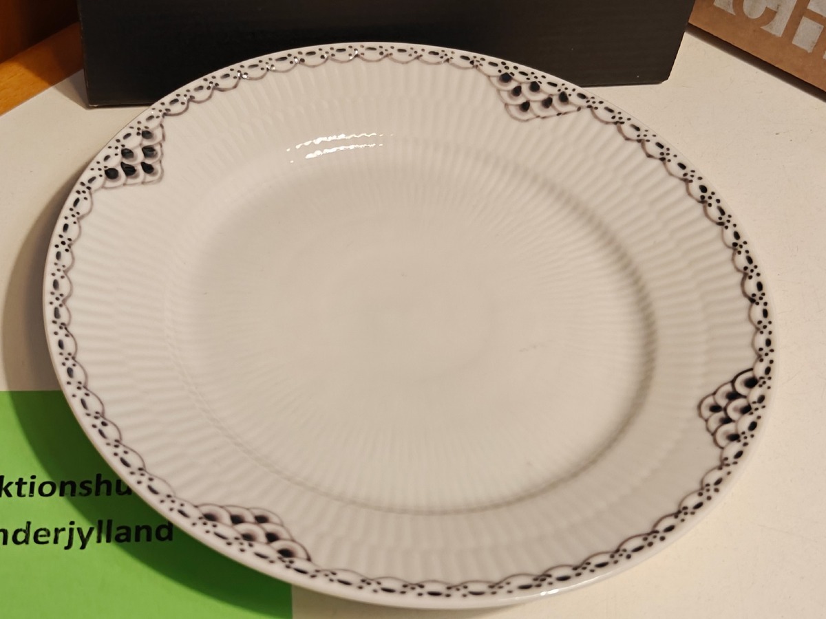 Royal Copenhagen, sort riflet blonde tallerken 19 cm