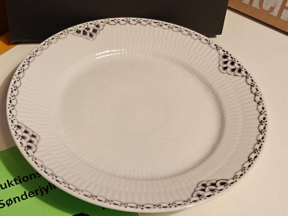 Royal Copenhagen, sort riflet blonde tallerken 19 cm