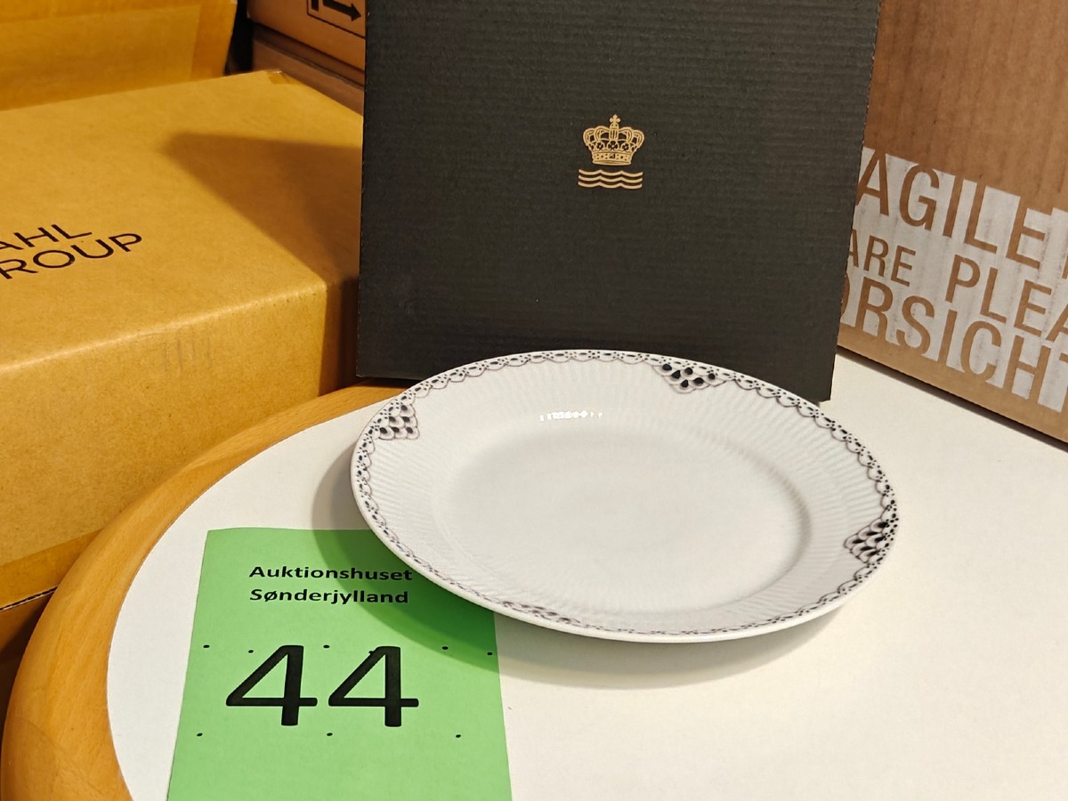 Royal Copenhagen, sort riflet blonde tallerken 19 cm