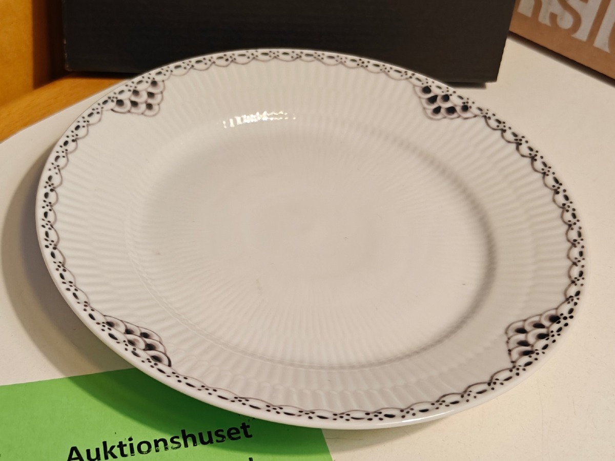 Royal Copenhagen, sort riflet blonde tallerken 19 cm