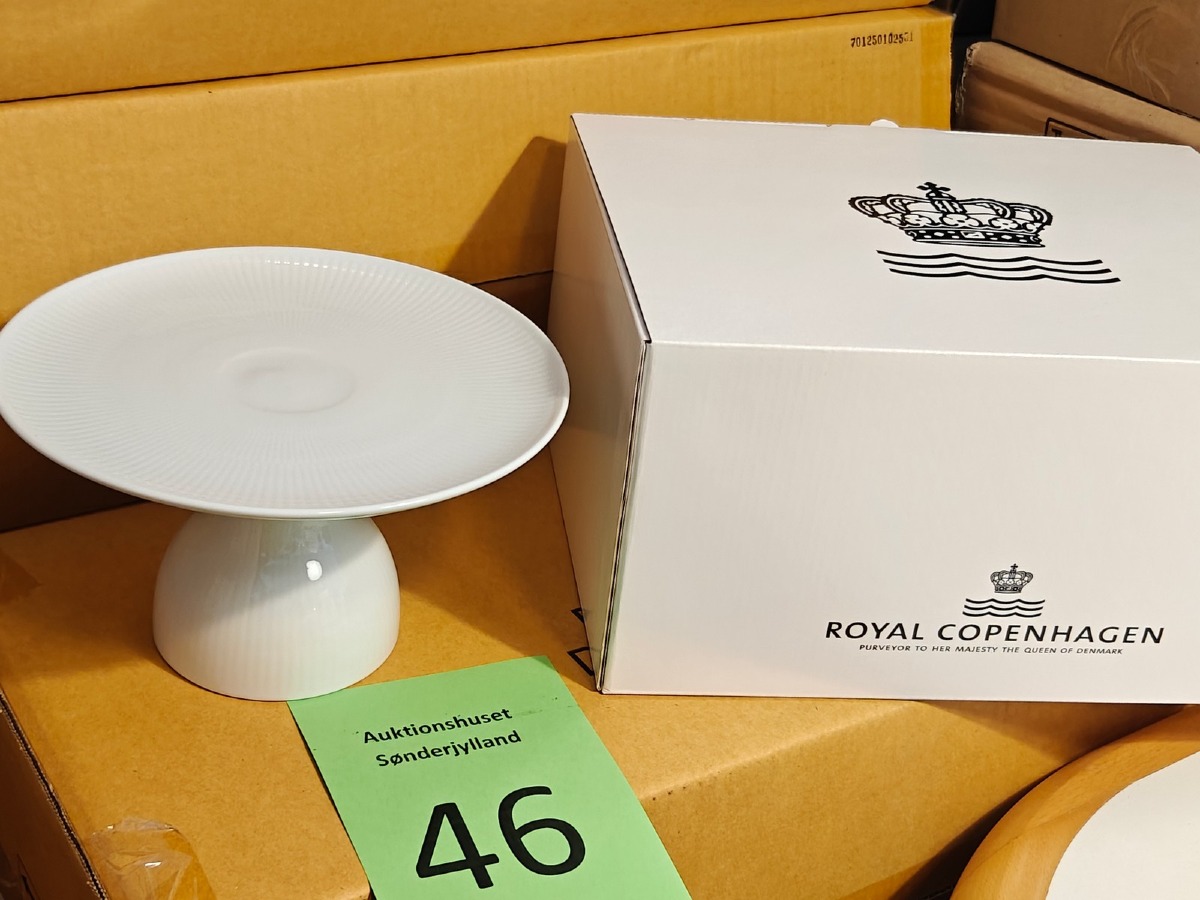 Royal Copenhagen, hvid riflet fad på fod 20 cm