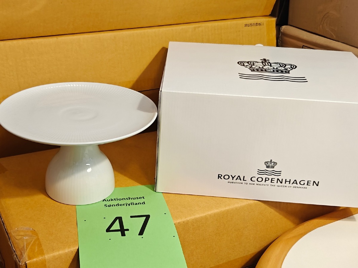 Royal Copenhagen, hvidt riflet fad på fod 20 cm
