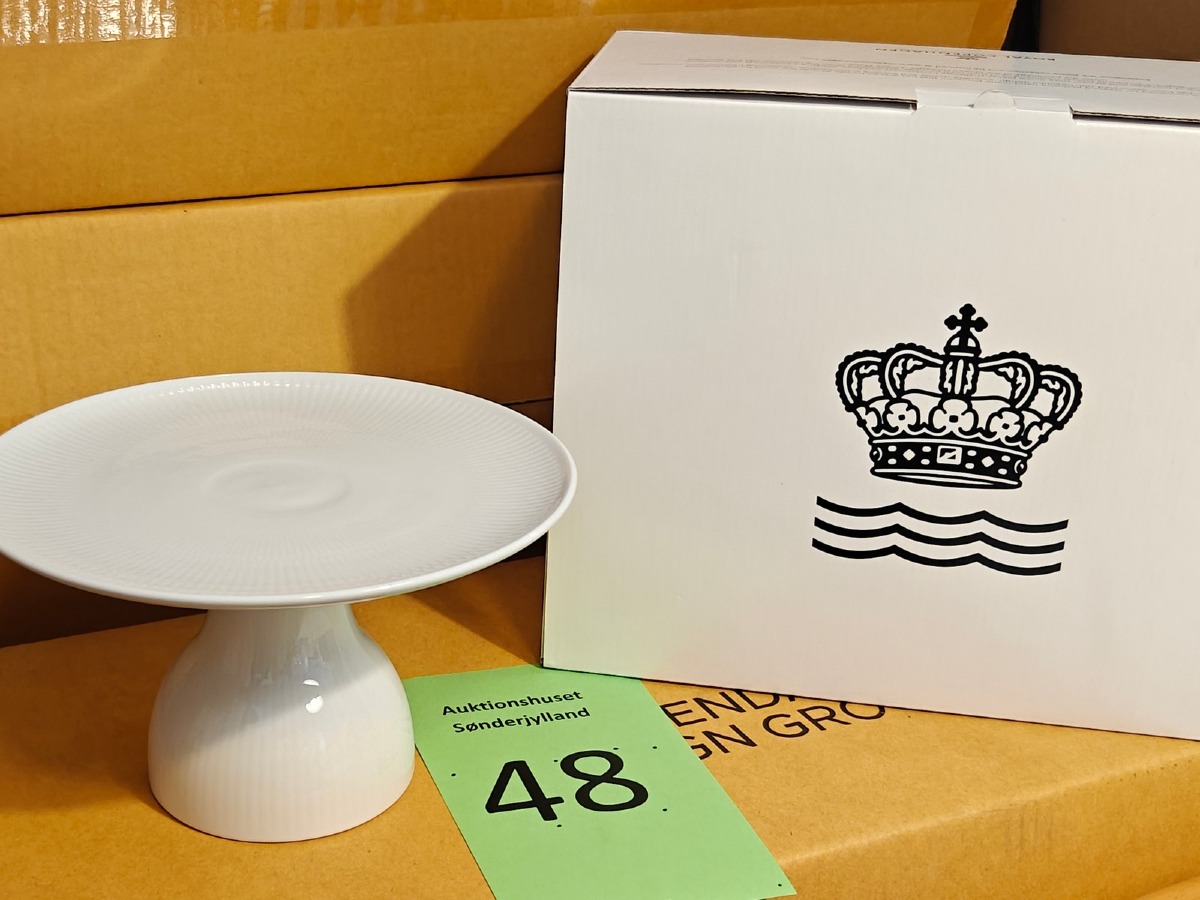 Royal Copenhagen, hvidt riflet fad på fod 20 cm