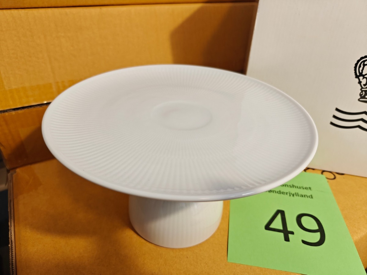 Royal Copenhagen, hvidt riflet fad på fod 20 cm