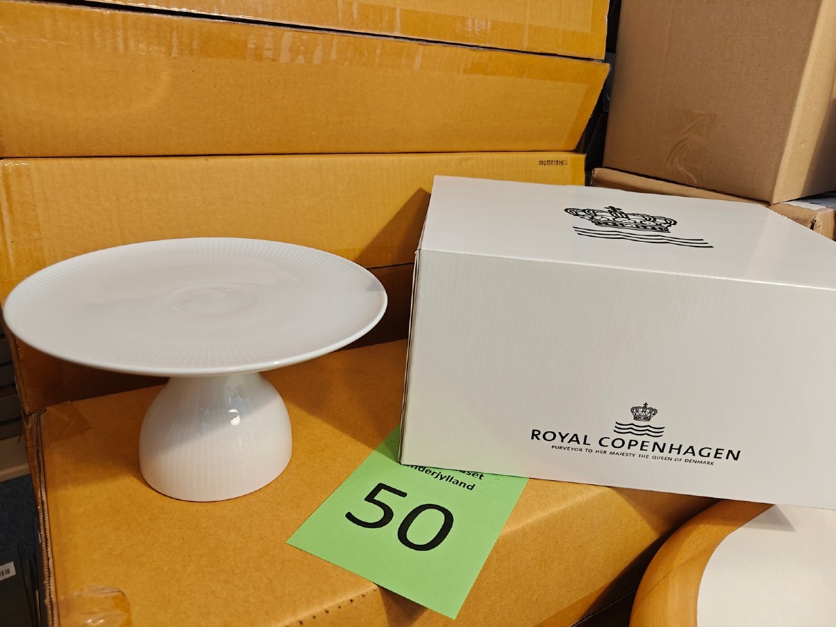 Royal Copenhagen, hvidt riflet fad på fod 20 cm