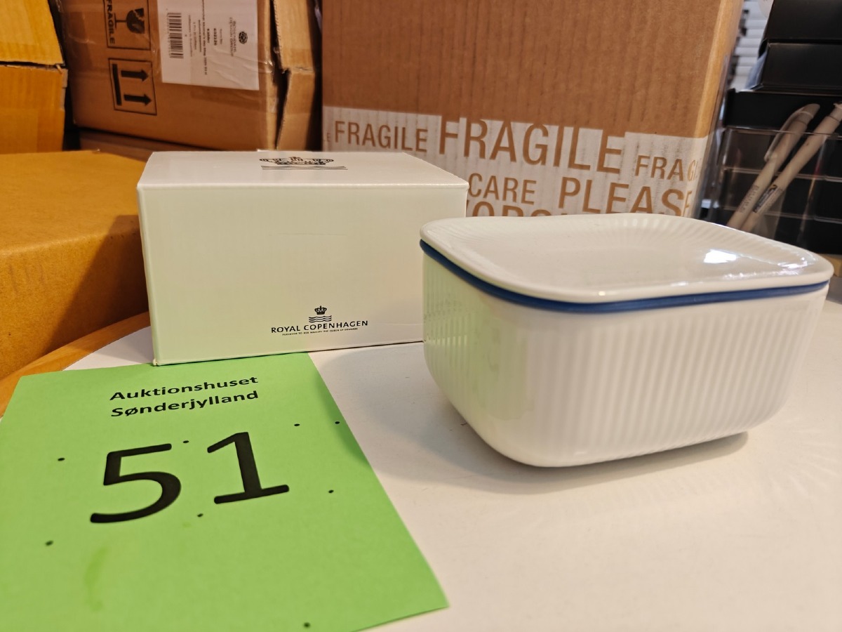 Royal Copenhagen, hvidt riflet smørskål, med blåt eller sort kant