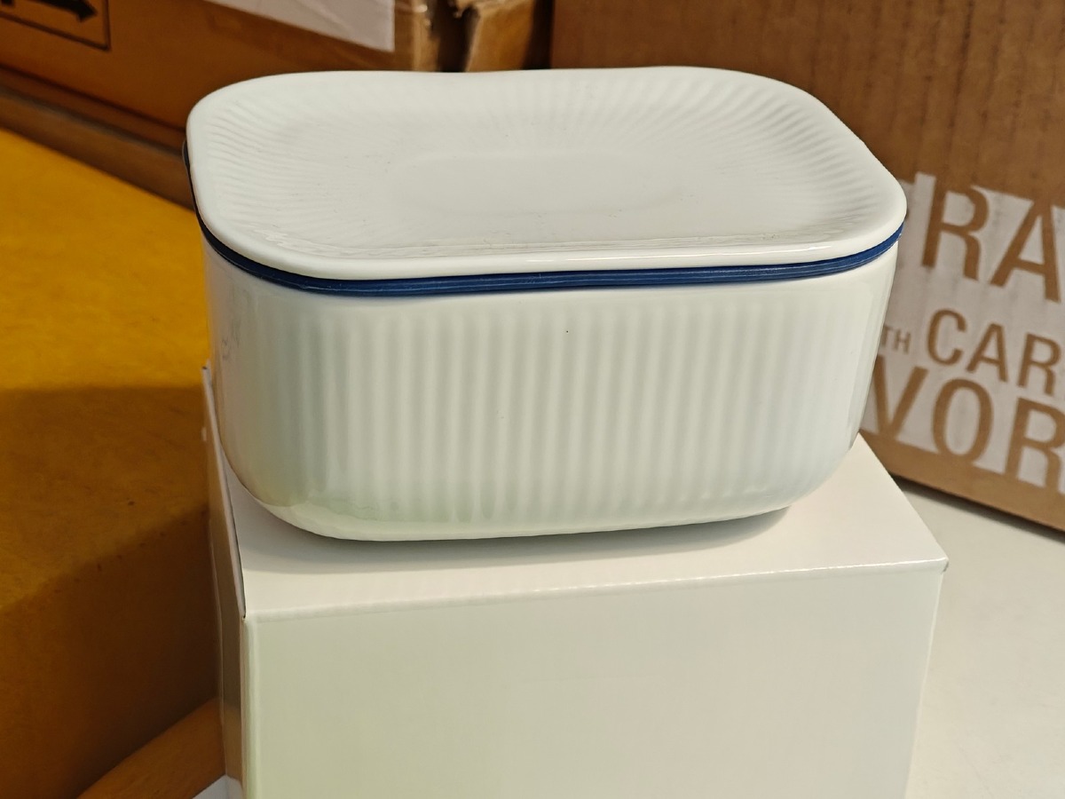 Royal Copenhagen, hvidt riflet smørskål, med blåt eller sort kant.