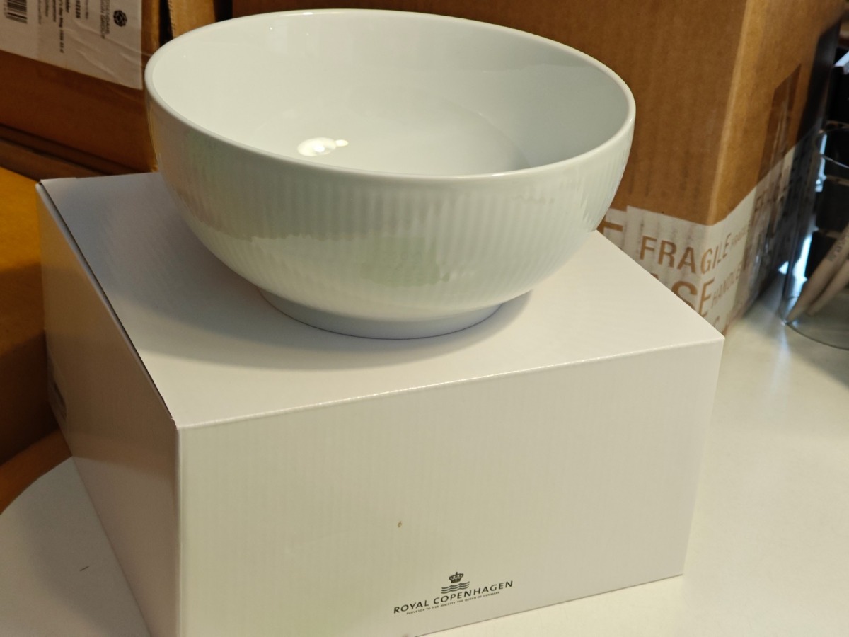 Royal Copenhagen, hvidt riflet skål 18 cm