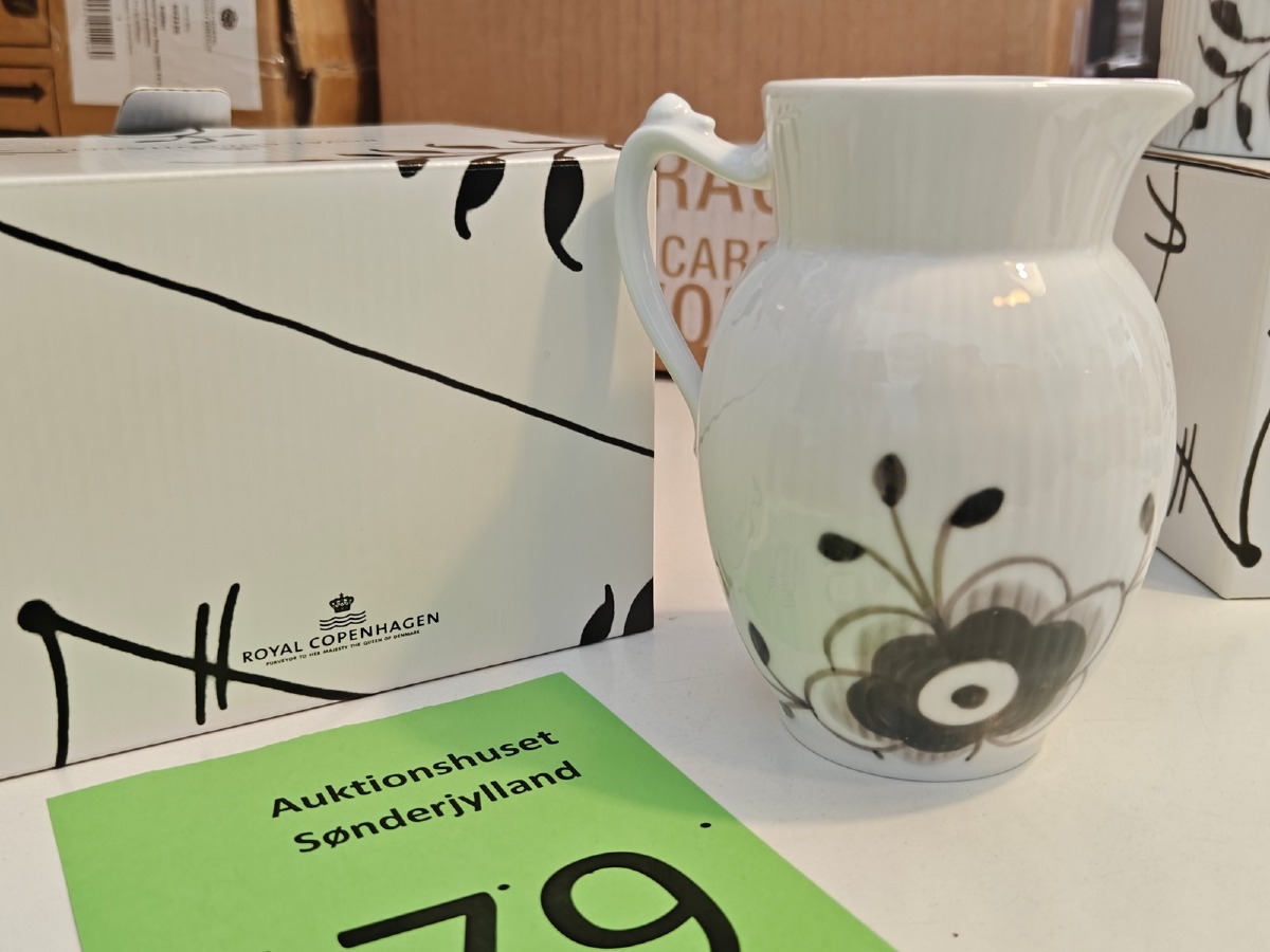 Royal Copenhagen, Sort Mega riflet kande 38 cl