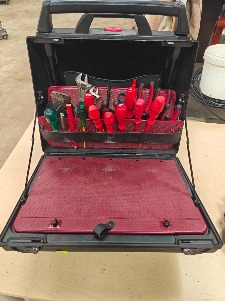 Værktøjs kuffert på hjul 