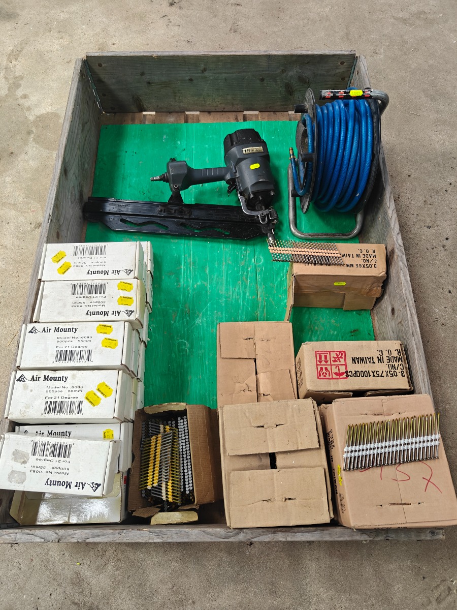 Tru sømpistol, luftslangerulle og søm  