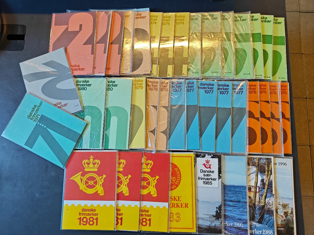 Større samling årsmapper med danske frimærker