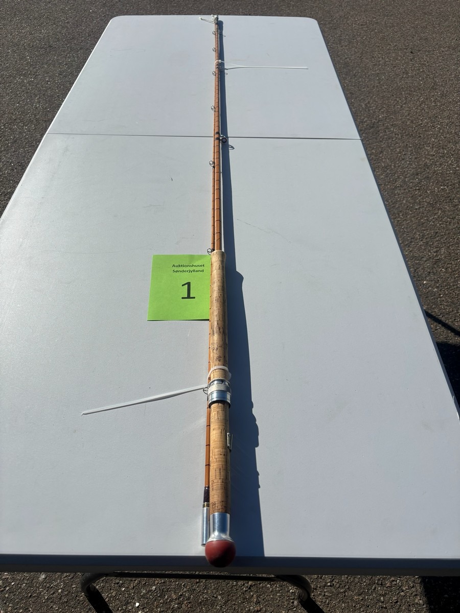 Splitcane (bambus) fluestang mærket “#8” og ca. 11 fod