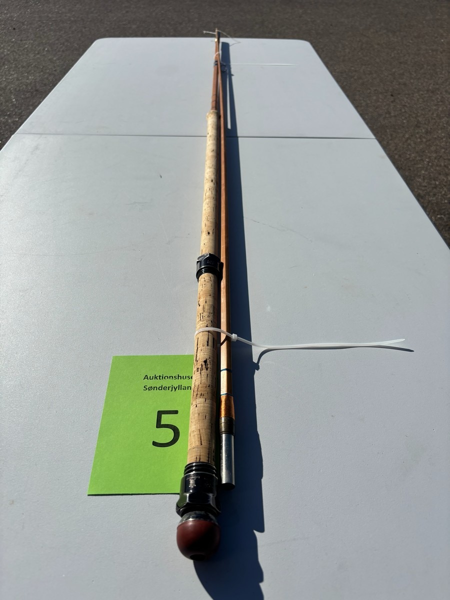 Fluestang i splitcane (bambus) med klassisk lakering og håndskrift på klingen