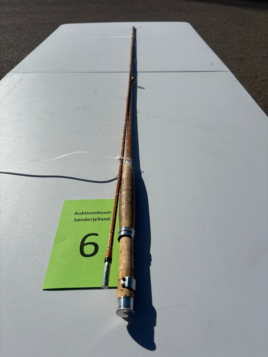 Fluestang i splitcane (bambus) med påskrift “Semi hollow built” samt længde 9½’ #6.