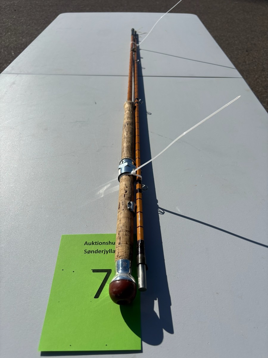 Klassisk fluestang i splitcane (bambus) med håndskrevet påskrift “The Wye” samt “Palakona”