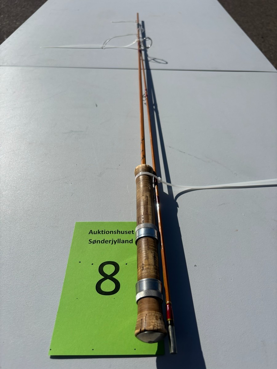 Klassisk fluestang i splitcane (bambus) med påskrift “Palakona”, “Regd Trade Mark” og “Made in England”.  Længde ca. 8½ fod