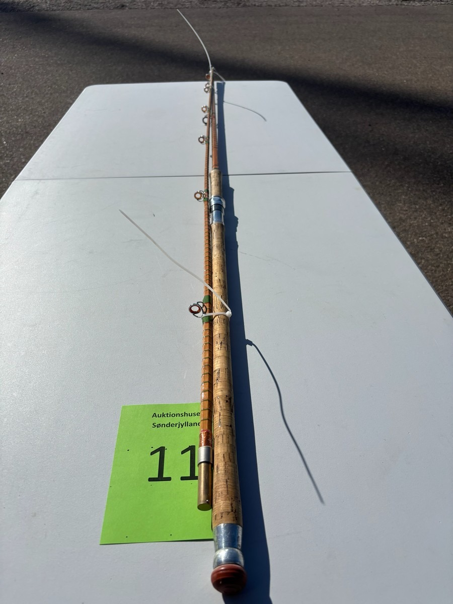 Klassisk ældre spinnestang i splitcane (bambus), mærket “The Airy” samt “Spinning Rod” ca. 8–9 fod