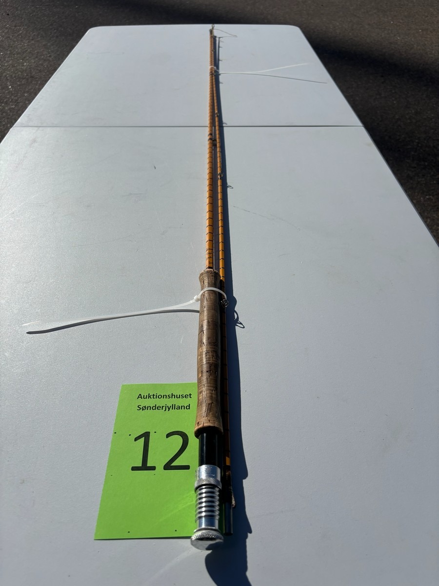 Ældre klassisk fiskestang i splitcane (bambus), håndskrevet mærket “The Pope”  Ca 8–9 fod.