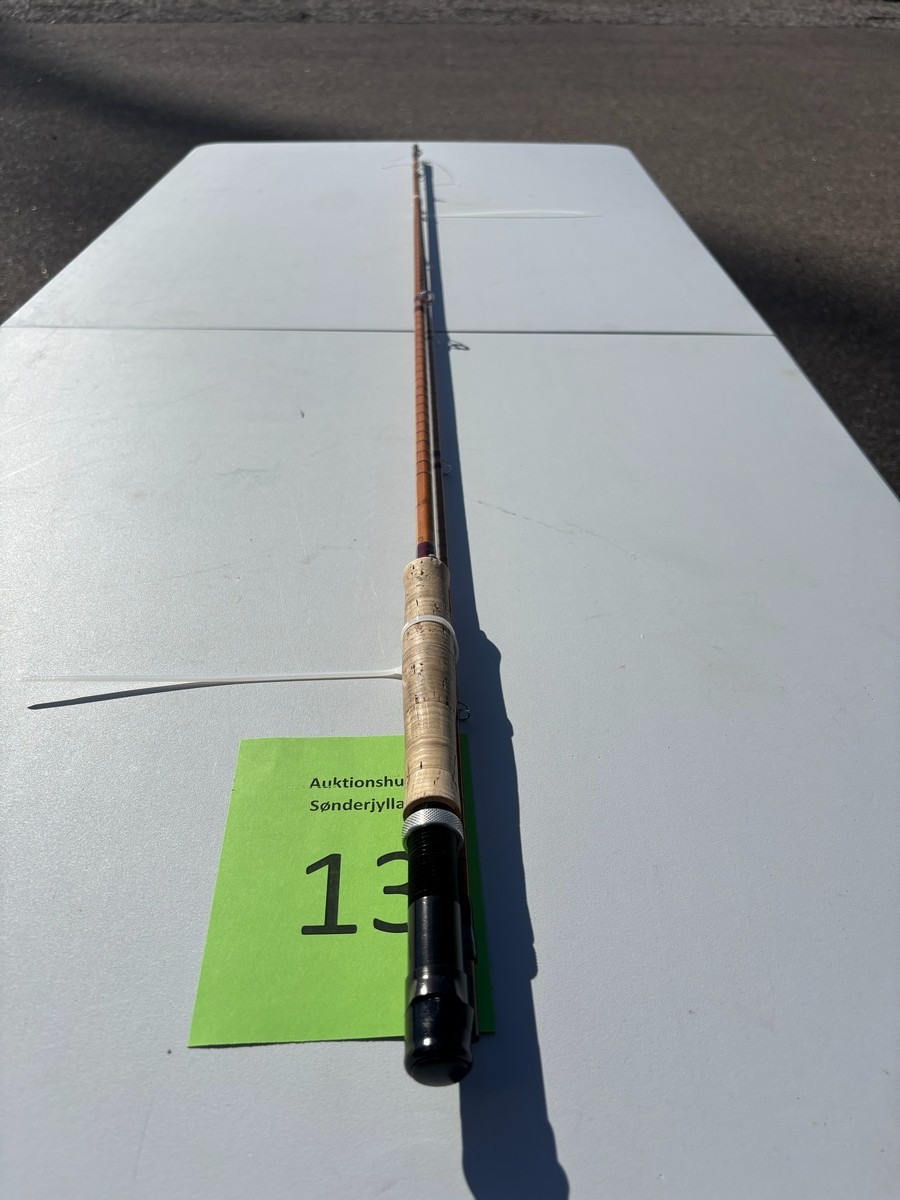 Klassisk ældre fiskestang i splitcane (bambus) med håndskrevne angivelser, bl.a. længde ca. 8½ ft