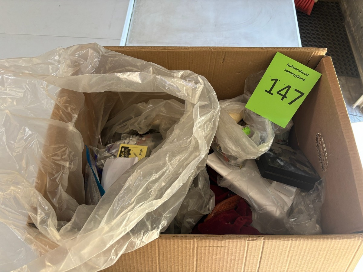 Blandet kasse med fiskegrej og tilbehør