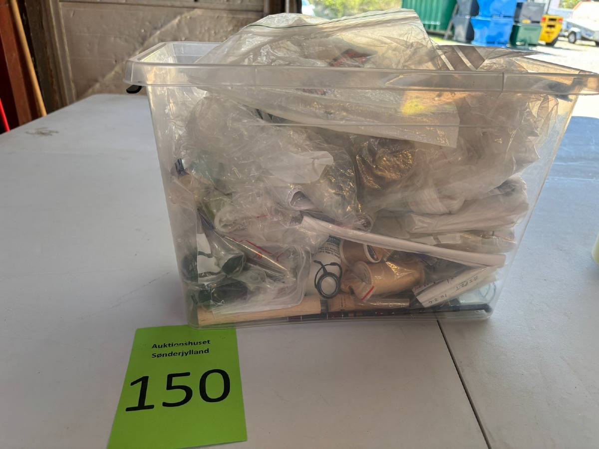 Kasse med diverse fiskegrej, mm