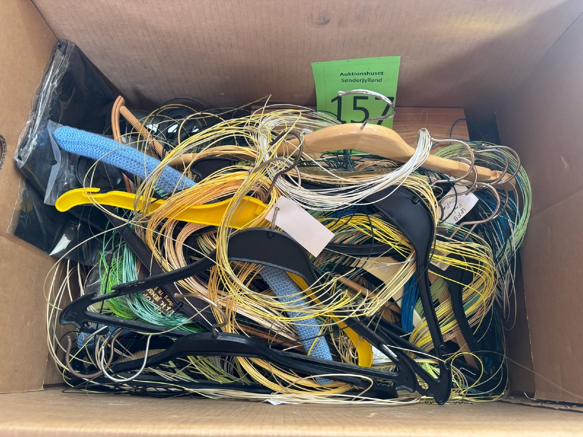 Kasse med diverse liner / snører og tilbehør