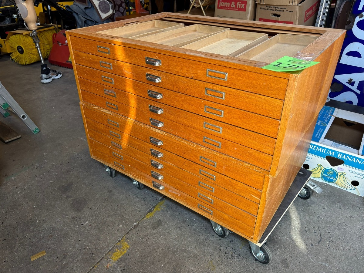 2 delt arkivskab med mange skuffer