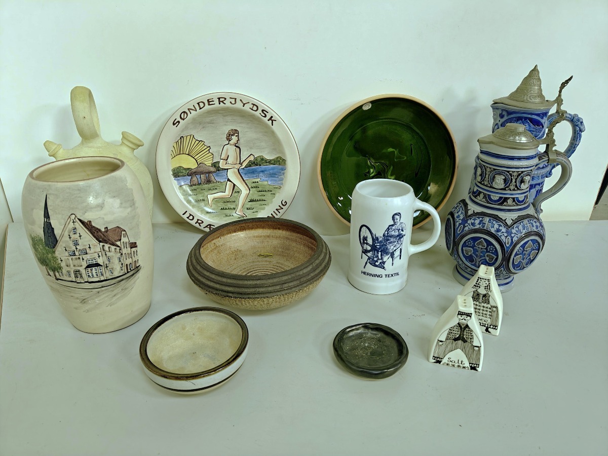 Dele keramik, lertøj m.m.  (12)